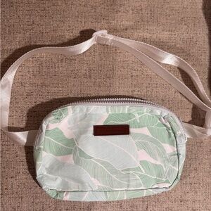 AdventureHawaii Leaf Print Waterproof Hip Bag  - Beach bag